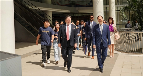 Đại sứ Hoa Kỳ Marc Knapper tham quan Đại học Fulbright Việt Nam